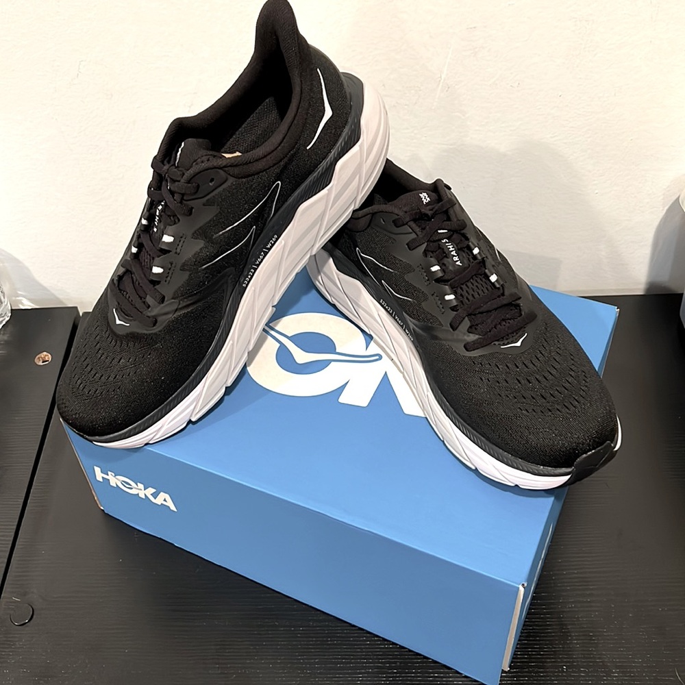 HOKA Arahi 5, Black/White, men’s 11.5